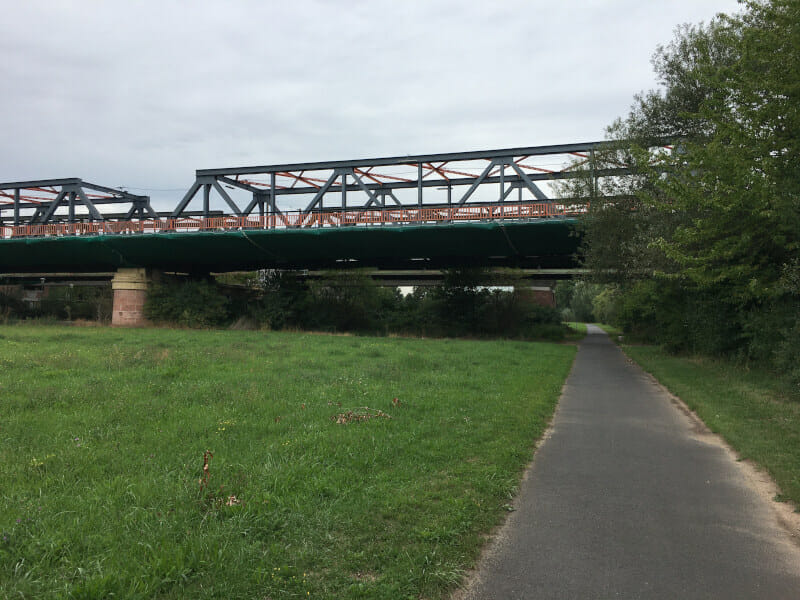 Steinheimer Mainbrücke in Hanau auf dem Mainradweg.
