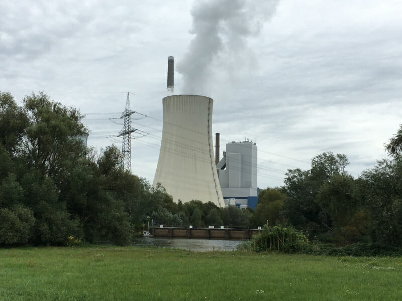 Steinkohlekraftwerk bei Hanau in Großkrotzenburg am Mainradweg.
