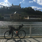 Würzburg mit Gravelbike & der Festung Marienburg am Mainradweg.