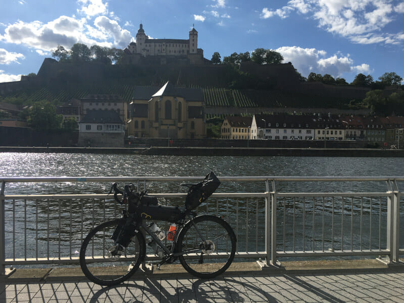 Würzburg mit Gravelbike & der Festung Marienburg am Mainradweg.