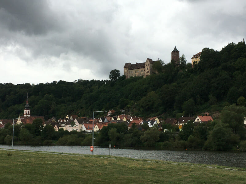 Zimmern bei Marktheidenfeld - Blick auf die Burg Rothenfels am Mainradweg.