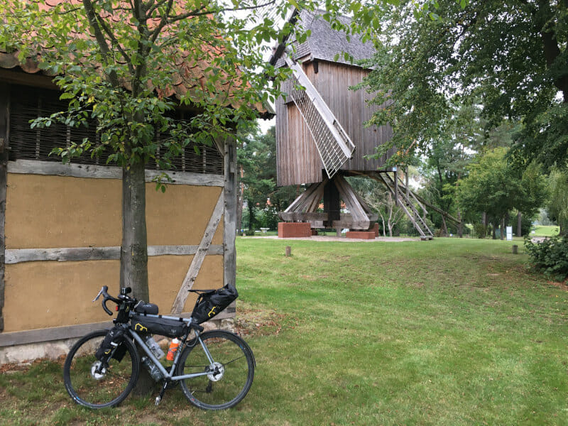 Windmühle bei Rethem an der Aller am Allerradweg. Mit Gravelbike.