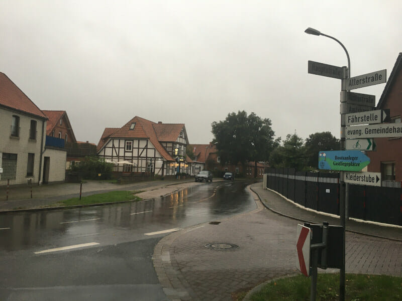 Westen an der Aller mit Klinkerbauen - am Radweg der Aller.