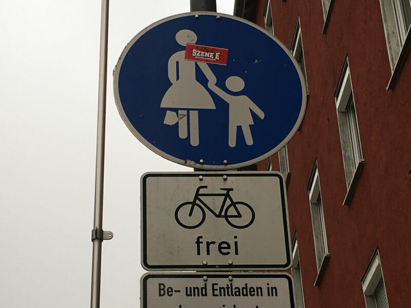 Fußgängerweg mit Fahrrad frei