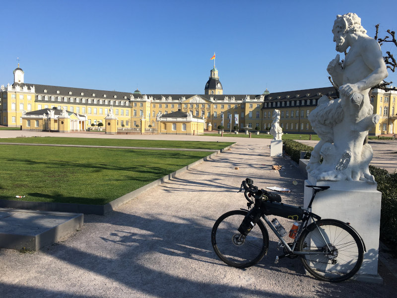 Karlsruher Schloss mit Gravelbike - Start Schwarzwaldradweg