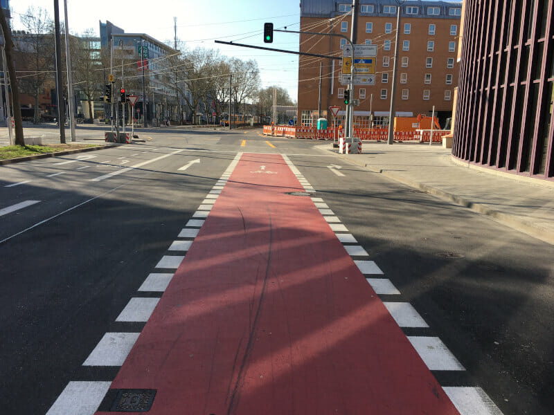 Radfahrstreifen in Karlsruhe, rote Farbe