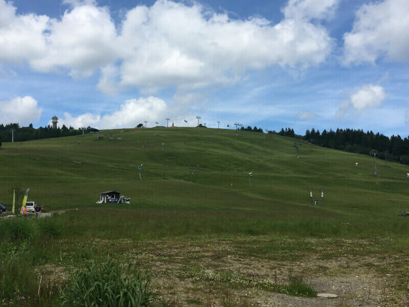 Blick auf den Feldberg mit seiner Sesselbahn.