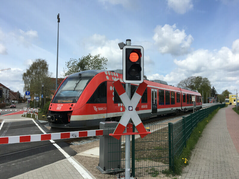 Bahnhof in Gettorf mit Zug am Nord-Ostsee-Kanal-Radweg.