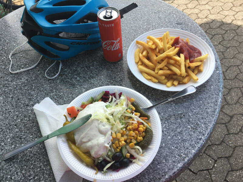 Jevenstedt Dönerladen Salat Pommes - Nord-Ostsee-Kanal-Radweg