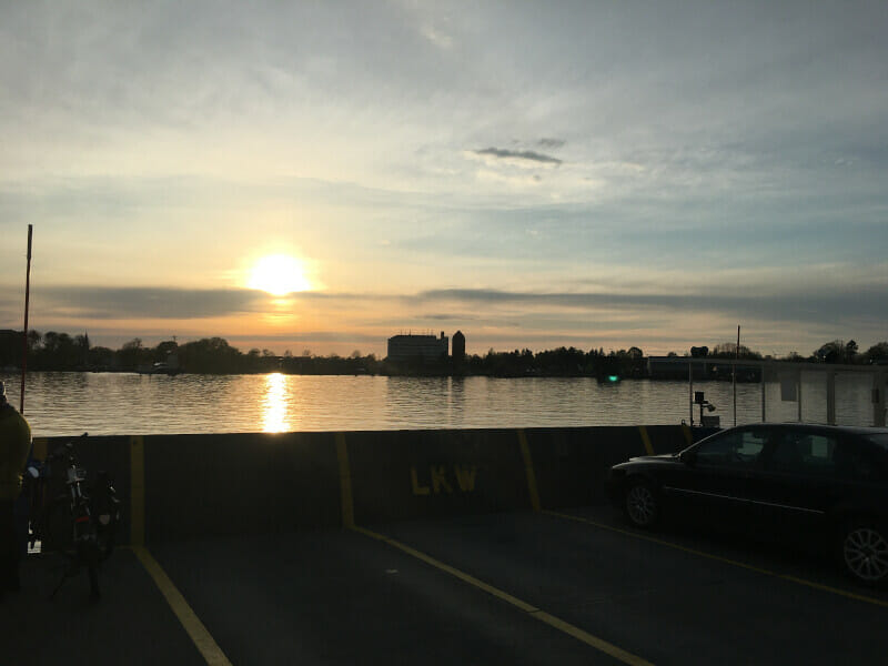 Sonnenuntergang Abendstimmung auf der Kanalfähre in Brunsbüttel - Nord-Ostsee-Kanal-Radtour.