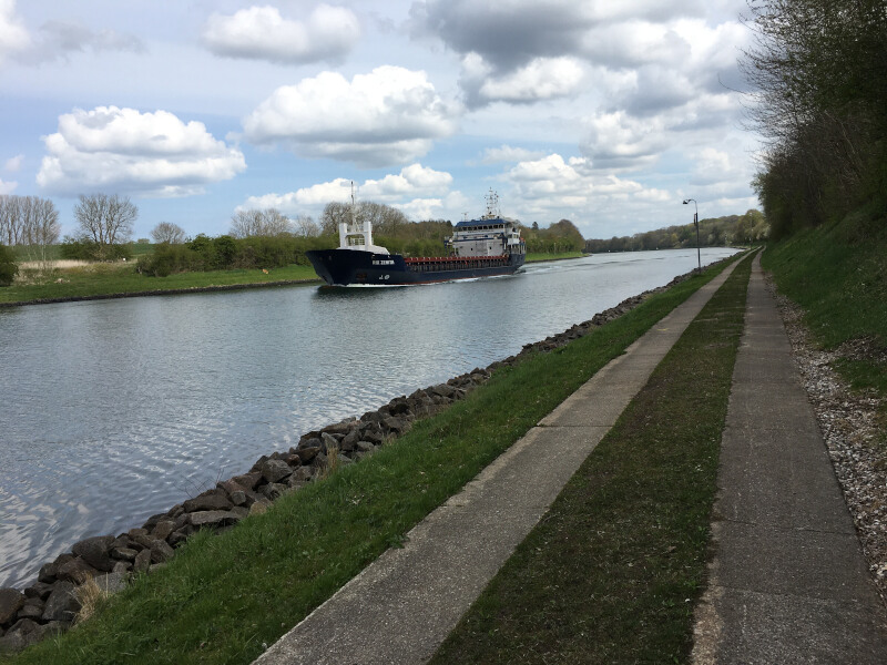 Nord-Ostsee-Kanal-Radweg in Richtung Kiel-Suchsdorf mit Gravelbike.