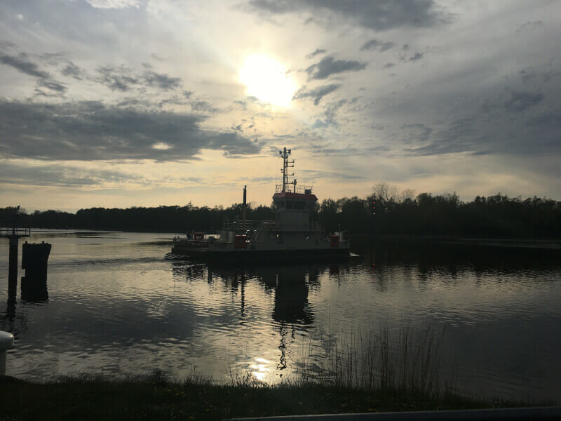 Schutzhütte - Schiff in Abenddämmerung am Nord-Ostsee-Kanal-Radweg.