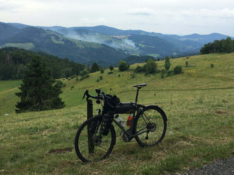 Zwischen Wieden und Böllen unterhalb des Belchen mit Gravelbike - schöne Aussicht auf dem Schwarzwaldradweg.