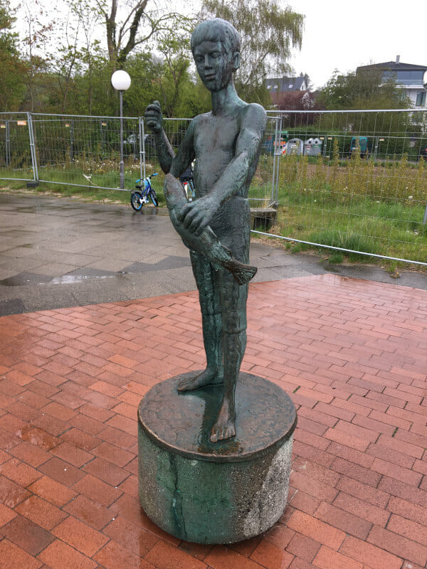 Junge mit Fisch - Kunst - Kiel-Altheikendorf am Ostseeküstenradweg.