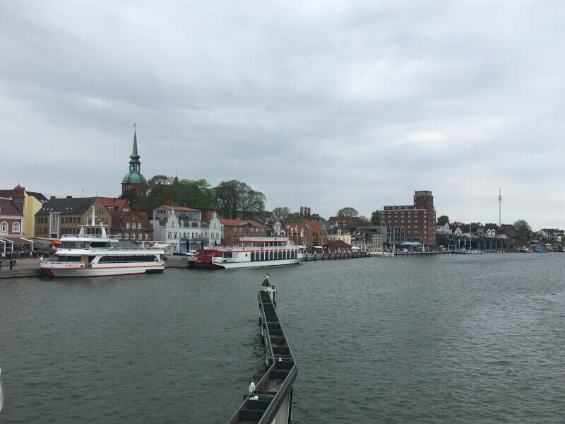 Kappeln von der Brücke aus gesehen. Hafenpromenade von Kappeln.