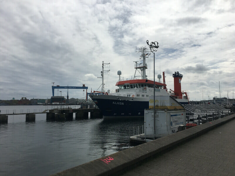 Kiel mit Schiff am Ostseeküstenradweg.