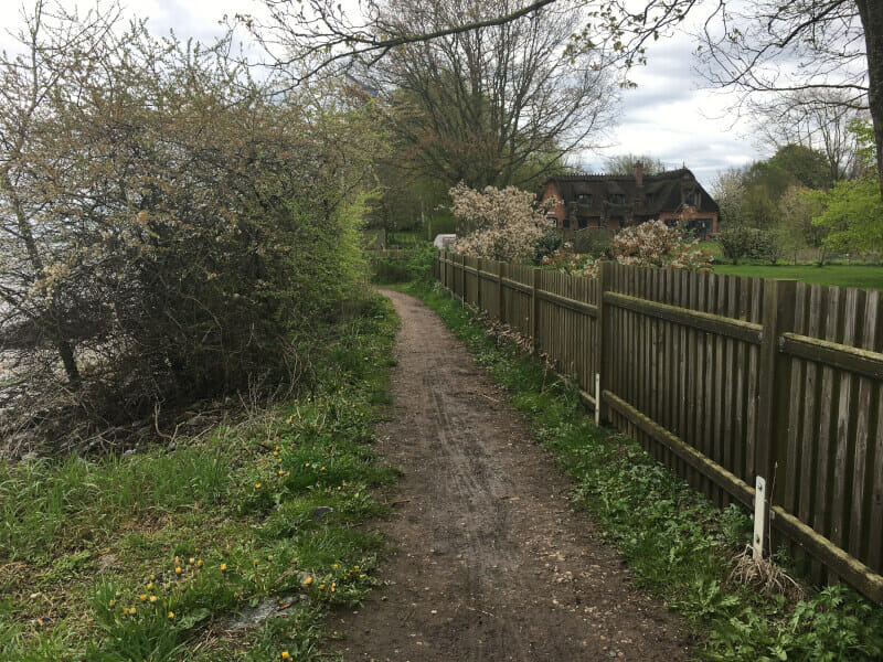 Enger Schotterweg bei Koppelheck auf dem Radweg an der Ostseeküste.