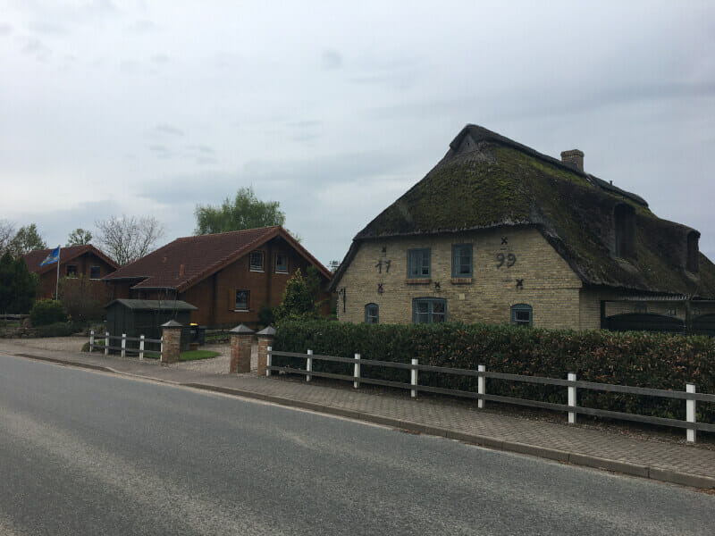 Reetdachhäuser bei Schuby an der Ostsee.