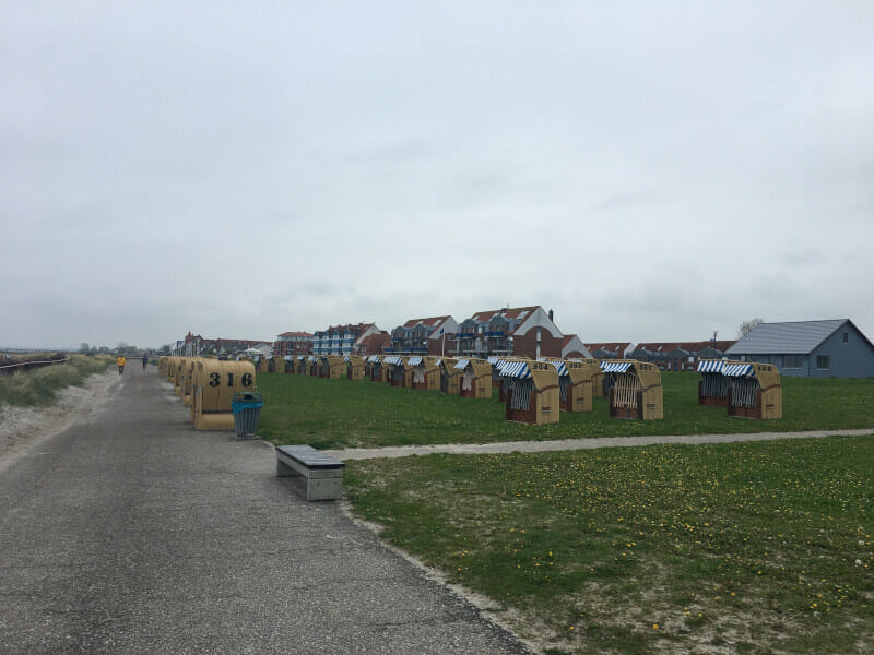 Schönberger Strand - Strandkörbe am Ostseeradweg.