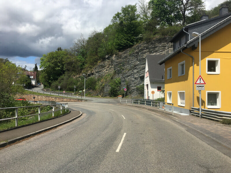 Bergauf nach Adolfseck am Limesradweg.