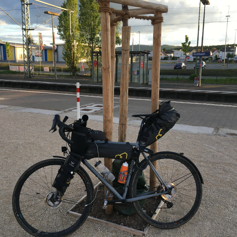 Bahnhof Butzbach mit Gravelbike am Limesradweg.