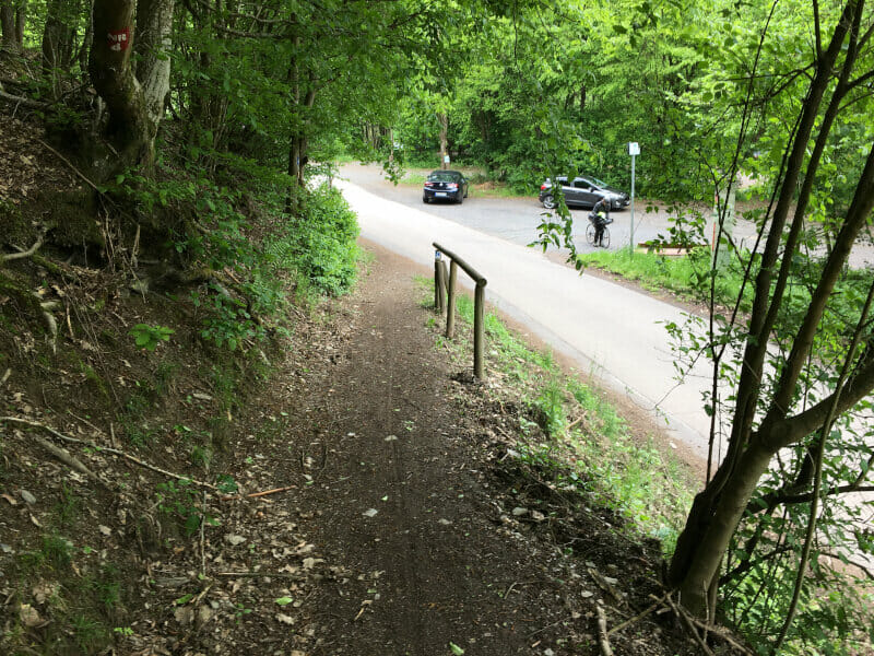 Oberbiber - spektakulärer Radweg abwärts am Limesradweg.