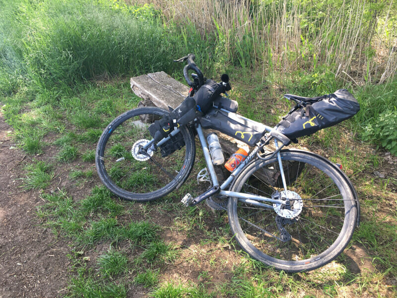 Pause bei Reichelsheim. Gravel-Fahrrad auf der Bank.
