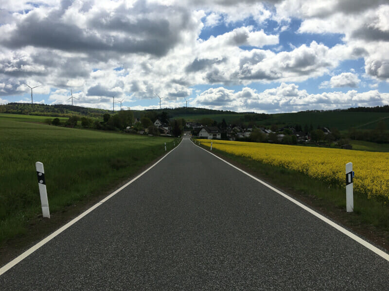 Windräder und Straße zwischen Martenroth und Grebenroth.