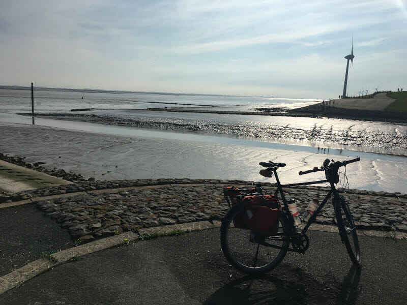 Reiserad in Emden an der Nordsee am Emsradweg.