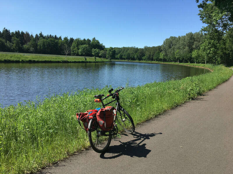 Emsradweg bei Walchum mit Reiserad