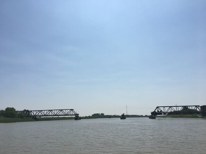 Kaputte Friesenbrücke vom Schiff aus am Emsradweg.