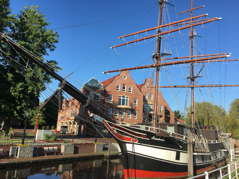 Papenburg - Kanal mit Schiff in der Innenstadt - Emsradweg.
