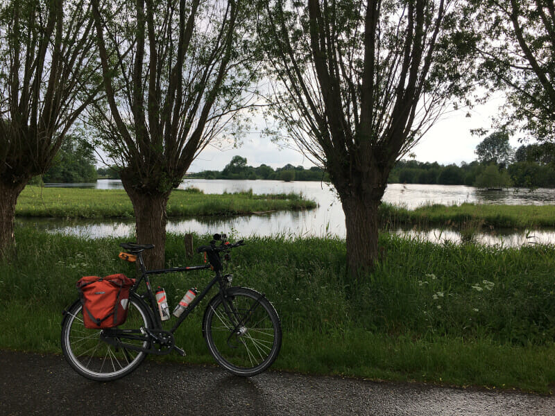 Steinhorster Becken mit Reiserad am Emsradweg.