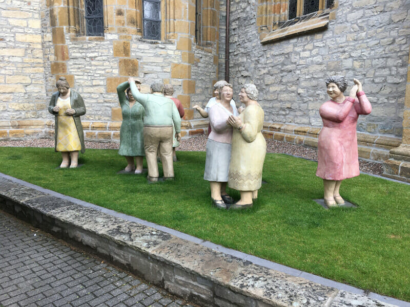 Figuren bei Wiedenbrück an der Kirche am Emsradweg.