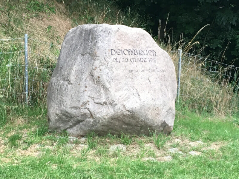 Deichbruch-Gedenkstein in Küstrin-Kietz - Oder-Neiße-Radweg.