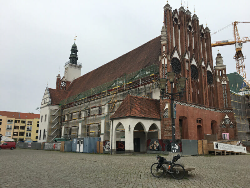 Frankfurt Oder mit Kirche am Oder-Neiße-Radweg.