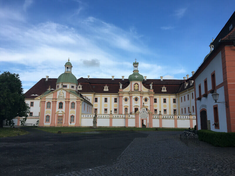Kloster St. Marienthal bei Ostritz, direkt am Oder-Neiße-Radweg.