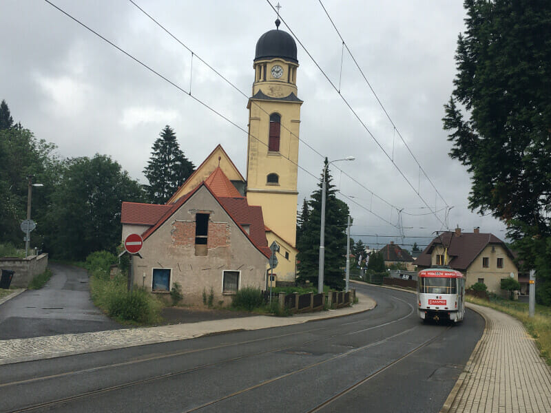 Kirche mit Straßenbahn bei Liberec am Oder-Neiße-Radweg.