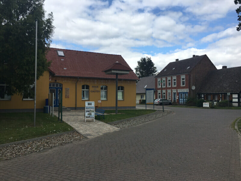 Mönkebude - Haus des Gastes - Oder-Neiße-Radweg.