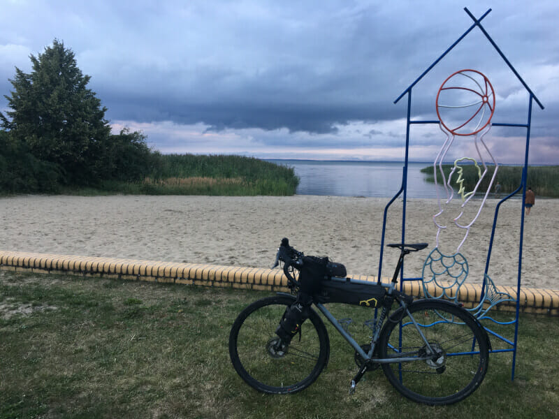 Gravelbike vor Strand in Bellin bei Ueckermuende - Oder-Neiße-Radwe 2021.