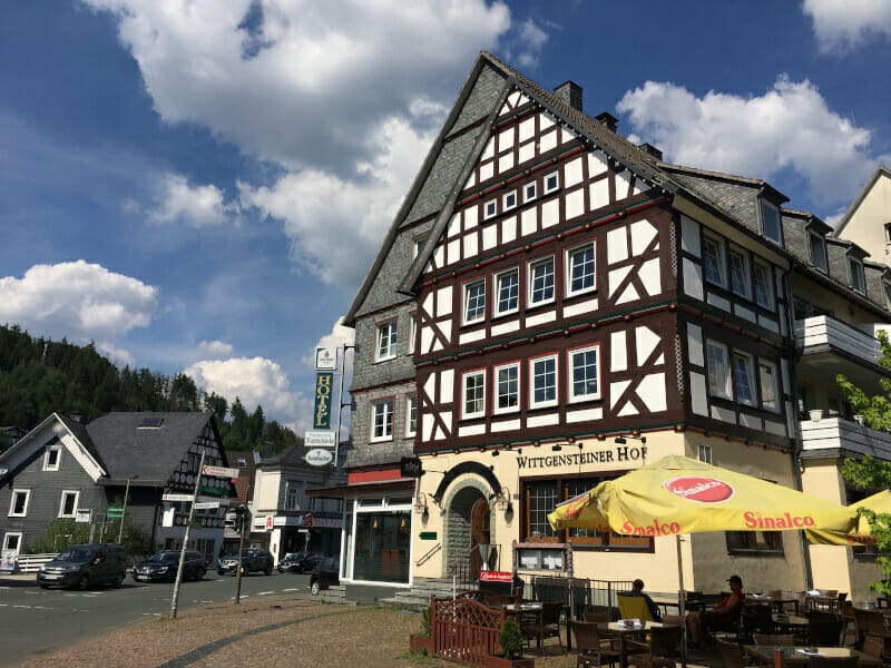 Bad Laasphe mit Fachwerkhaus am Lahntalradweg.