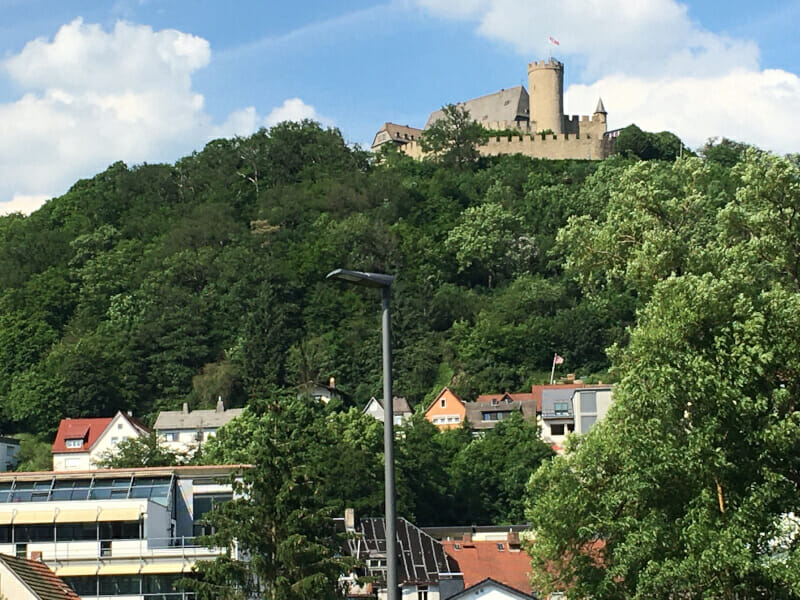 Biedenkopf mit Burg, wunderschöner Blick am Lahntalradweg.