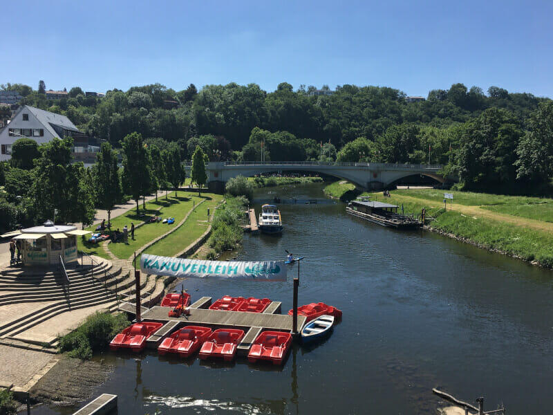 Diez am Lahnradweg. Blick auf die Lahn und auf Boote.