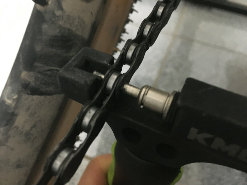 Fahrradkette wechseln mit Kettennieter.