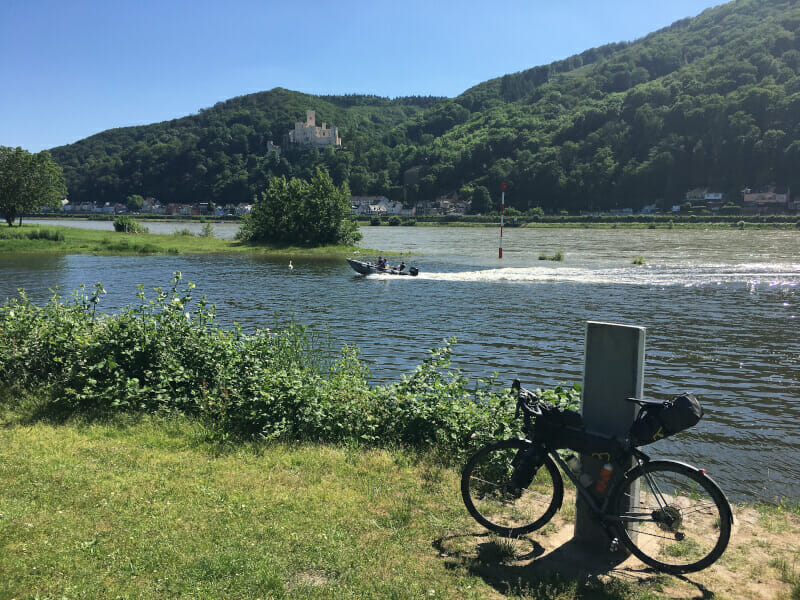 Lahnstein, die Lahnmündung in den Rhein mit Gravelbike. Ende des Lahnradwegs.