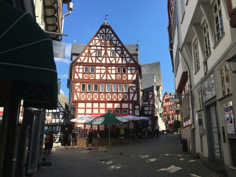 Limburg an der Lahn in der Altstadt am Morgen.