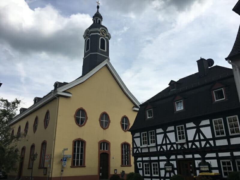 Wetzlar an der Kirche am Lahnradweg.