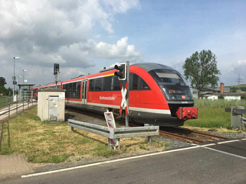 Zug bei Sarnau am Lahnradweg.