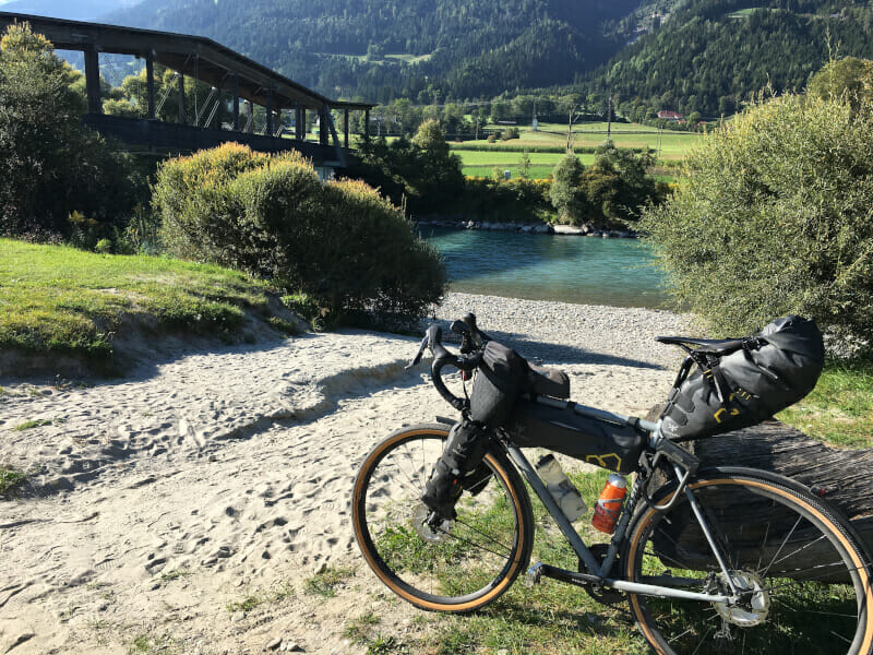 Radlach vor der Brücke mit dem Gravelbike - Drauradweg.