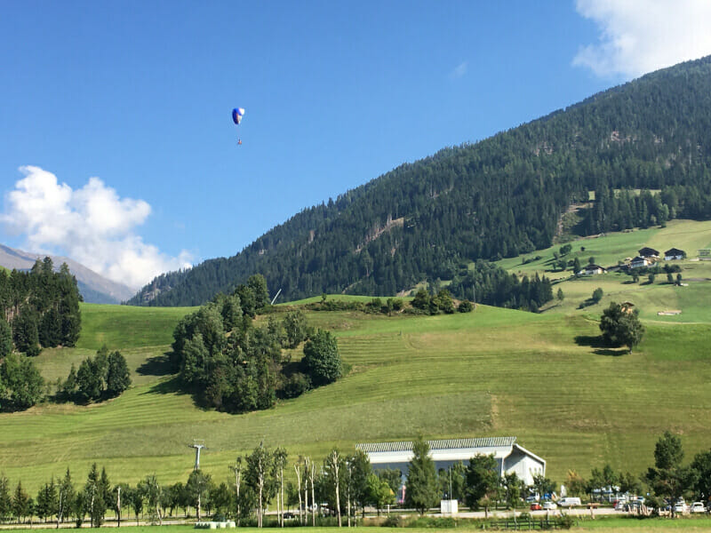 Falschirmspringer bei Sillian am Drauradweg. Wunderschöner Blick auf die Berge.